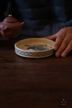 Load image into Gallery viewer, Lion pattern Hu Cheng/Hand-painted antique blue and white Hu Cheng 12.4cm in diameter and 2.5cm in height