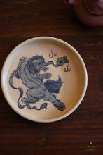 Load image into Gallery viewer, Lion pattern Hu Cheng/Hand-painted antique blue and white Hu Cheng 12.4cm in diameter and 2.5cm in height