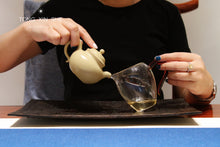 Load image into Gallery viewer, 2016 Yiwu a fan grinding Pu'er sheng tea 50g