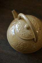 Load image into Gallery viewer, Shuangshi Song Huang Tiliang Pot Carved with Shuangshi Tea Cultivation Slices About 650ml Carbon Stove Electric Pottery Stove Open flames are available