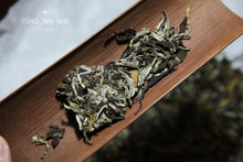 Load image into Gallery viewer, 2009 Old White Tea Peony King