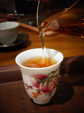 Load image into Gallery viewer, 2007 Pu'er Sheng Tea7811 Gold Award, expert review team leader Mr. Zou Bingliang