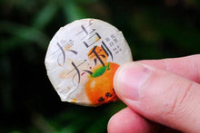 Load image into Gallery viewer, Da Ji Da Li 2015 Tangerine Peel White Tea Small Round Cake