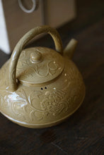 Load image into Gallery viewer, Shuangshi Song Huang Tiliang Pot Carved with Shuangshi Tea Cultivation Slices About 650ml Carbon Stove Electric Pottery Stove Open flames are available