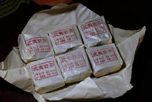 Load image into Gallery viewer, Tongxinshe Teahouse collects old rock tea。