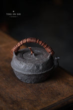 Load image into Gallery viewer, Pottery rattan woven beam carrying pot with a capacity of about 550ml, carbon stove, electric ceramic stove and open flame can be used