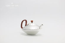 Load image into Gallery viewer, 9999 Sterling Silver Hammer Pattern UFO Shaped Sterling Silver Teapot