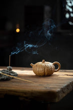 Load image into Gallery viewer, Lifting beam pumpkin teapot/pumpkin teapot