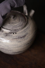 Load image into Gallery viewer, Powder-raised beam pot, tea raising and opening, capacity of about 550ml, carbon stove, electric ceramic stove, open fire can be used