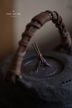 Load image into Gallery viewer, Pottery rattan woven beam carrying pot with a capacity of about 550ml, carbon stove, electric ceramic stove and open flame can be used