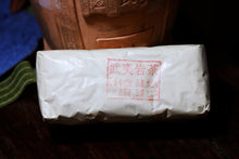 Load image into Gallery viewer, Tongxinshe Teahouse collects old rock tea。