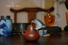 Load image into Gallery viewer, Yigong Pear Pot Bag Gold Lao Zhu Ni