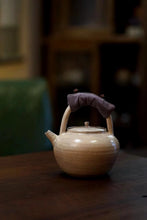 Load image into Gallery viewer, Powder-raised beam pot, tea raising and opening, capacity of about 550ml, carbon stove, electric ceramic stove, open fire can be used