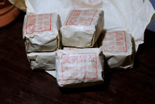 Load image into Gallery viewer, Tongxinshe Teahouse collects old rock tea。