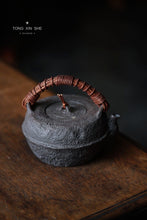 Load image into Gallery viewer, Pottery rattan woven beam carrying pot with a capacity of about 550ml, carbon stove, electric ceramic stove and open flame can be used
