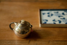 Load image into Gallery viewer, "9999 Xishi hammer pattern tea brewing silver pot"