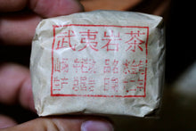 Load image into Gallery viewer, Tongxinshe Teahouse collects old rock tea。