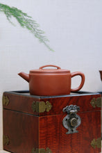 Load image into Gallery viewer, Purple clay teapot "Red Jiang Po Ni/Thin Tire Hanwa Pot, Seiko thin tire, combined with modern aesthetics, simple but not simple, full of details