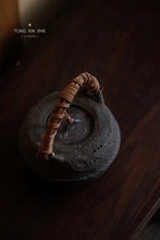 Load image into Gallery viewer, Pottery rattan woven beam carrying pot with a capacity of about 550ml, carbon stove, electric ceramic stove and open flame can be used