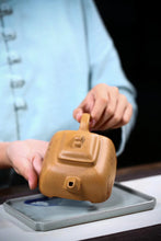 Load image into Gallery viewer, "Guling" Teapot Top Gold Duan Ni