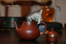 Load image into Gallery viewer, Yigong Pear Pot Bag Gold Lao Zhu Ni