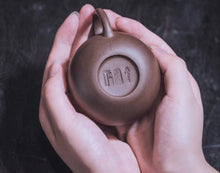 Load image into Gallery viewer, 何以寄相思 唯有匏瓜壶(Yixing purple mud gourd pot)