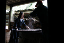 Load image into Gallery viewer, 🐉 Jingdezhen Blue and White Porcelain Dragon Gaiwan