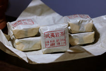 Load image into Gallery viewer, Tongxinshe Teahouse collects old rock tea。