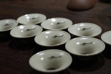 Load image into Gallery viewer, Double-sided hand-painted tea funnel with hand-made ceramic lid/盖置