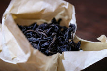 Load image into Gallery viewer, Tongxinshe Teahouse collects old rock tea。