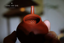 Load image into Gallery viewer, Yigong Pear Pot Bag Gold Lao Zhu Ni