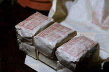 Load image into Gallery viewer, Tongxinshe Teahouse collects old rock tea。