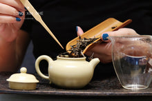 Load image into Gallery viewer, 2016 Yiwu a fan grinding Pu'er sheng tea 50g