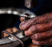 Load image into Gallery viewer, 9999 sterling silver handmade hammered three-legged tea pot