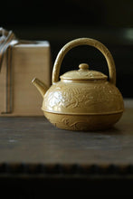 Load image into Gallery viewer, Shuangshi Song Huang Tiliang Pot Carved with Shuangshi Tea Cultivation Slices About 650ml Carbon Stove Electric Pottery Stove Open flames are available