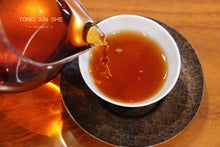 Load image into Gallery viewer, "Six Big Tea Mountain Orange Seals (Orange) Shutea in 2002"