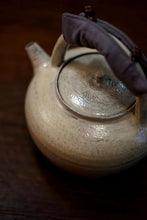 Load image into Gallery viewer, Powder-raised beam pot, tea raising and opening, capacity of about 550ml, carbon stove, electric ceramic stove, open fire can be used