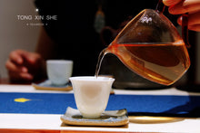 Load image into Gallery viewer, 2019 Old Banzhang Ancient Tree Pu'er Sheng easy