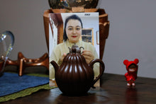 Load image into Gallery viewer, Rib-patterned pear-shaped purple clay teapot