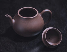 Load image into Gallery viewer, 何以寄相思 唯有匏瓜壶(Yixing purple mud gourd pot)