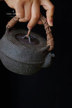 Load image into Gallery viewer, Pottery rattan woven beam carrying pot with a capacity of about 550ml, carbon stove, electric ceramic stove and open flame can be used