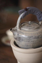 Load image into Gallery viewer, Powder-raised beam pot, tea raising and opening, capacity of about 550ml, carbon stove, electric ceramic stove, open fire can be used
