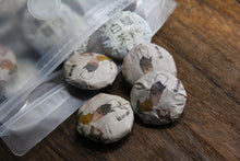 Load image into Gallery viewer, 2011Mi Ni Old white tea,煮茶图