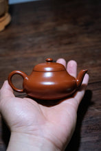 Load image into Gallery viewer, Mengchen Zhu Ni Dwarf Pear Pot, capacity: 120cc