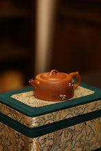 Load image into Gallery viewer, New Arrival at Tongxin She Teahouse: Zhou Jian&#39;s Handcrafted &quot;Well Rail&quot; Teapot – A Vessel of Clay, A Carrier of Aspirations
