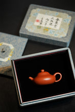 Load image into Gallery viewer, Curated by Tongxinshe Teahouse | Mini Chunquan Teapot: Timeless Antique Beauty Beyond Expectation‼️

"Aili · Chunquantang Mark" | 100ml Raw Ore Da Hong Pao Red Clay
Fully Handmade Antique Recreation by Master Wang Yajun
