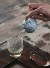 Load image into Gallery viewer, Modest Mind Embraces Bamboo, One Pot Hides Timeless Charm
——Tongxin Teahouse "Xuhuai" Blue and White Bamboo-Stone Cloud Teapot

