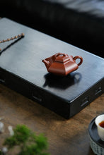 Load image into Gallery viewer, Tongxin She Teahouse Collection: Zhaozhuang Premium Small Red Clay · Shouzhuo Square Teapot (Pang Hongzhi&#39;s 120cc Handmade Work)

