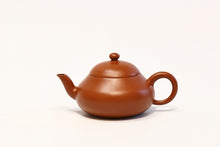 Load image into Gallery viewer, Tongxin She · Treasuring an Antique Ming‑Qing Lao Zhu Ni Pear‑Shaped Teapot, Brewing a Heart‑Touching Gongfu Tea
