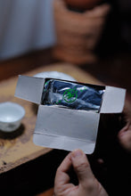 Load image into Gallery viewer, Tongxinshe Teahouse Recommends Aged Rock Tea: 2001 Shui Jin Gui
